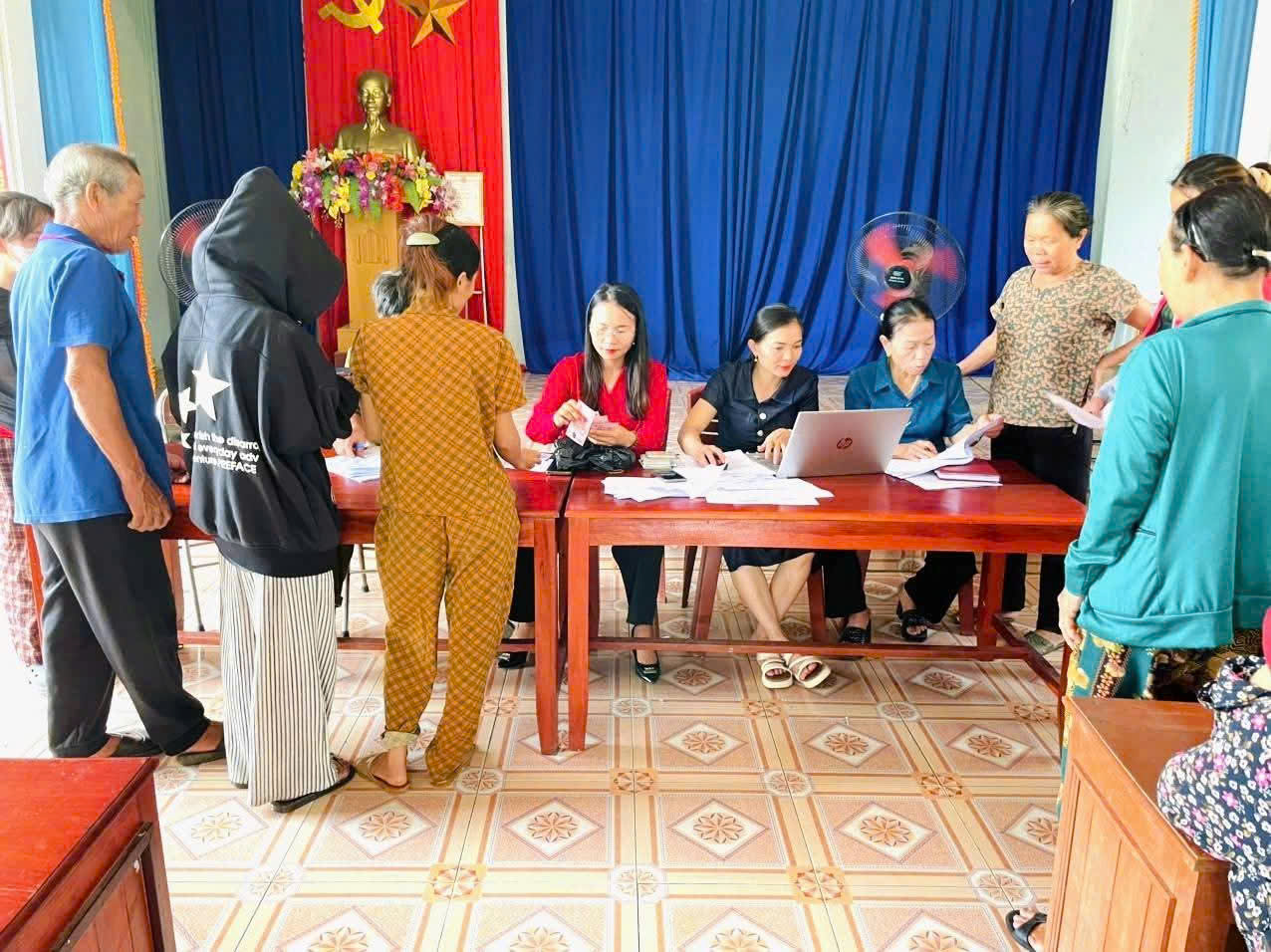 Nhân dân xã Cẩm Lạc vui tươi, phấn khởi nhận quà tết Độc lập