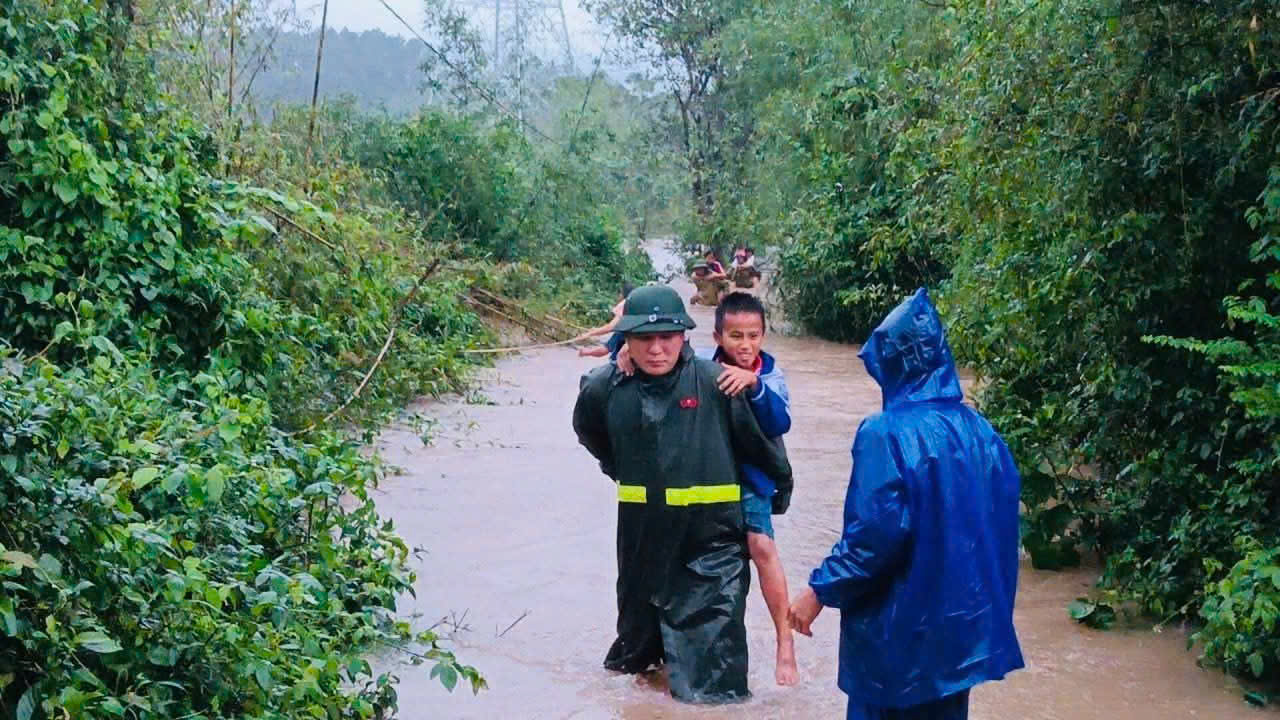 Cẩm Lạc chủ động, quyết liệt huy động mọi lực lượng ứng phó với mưa lớn, ngập lụt