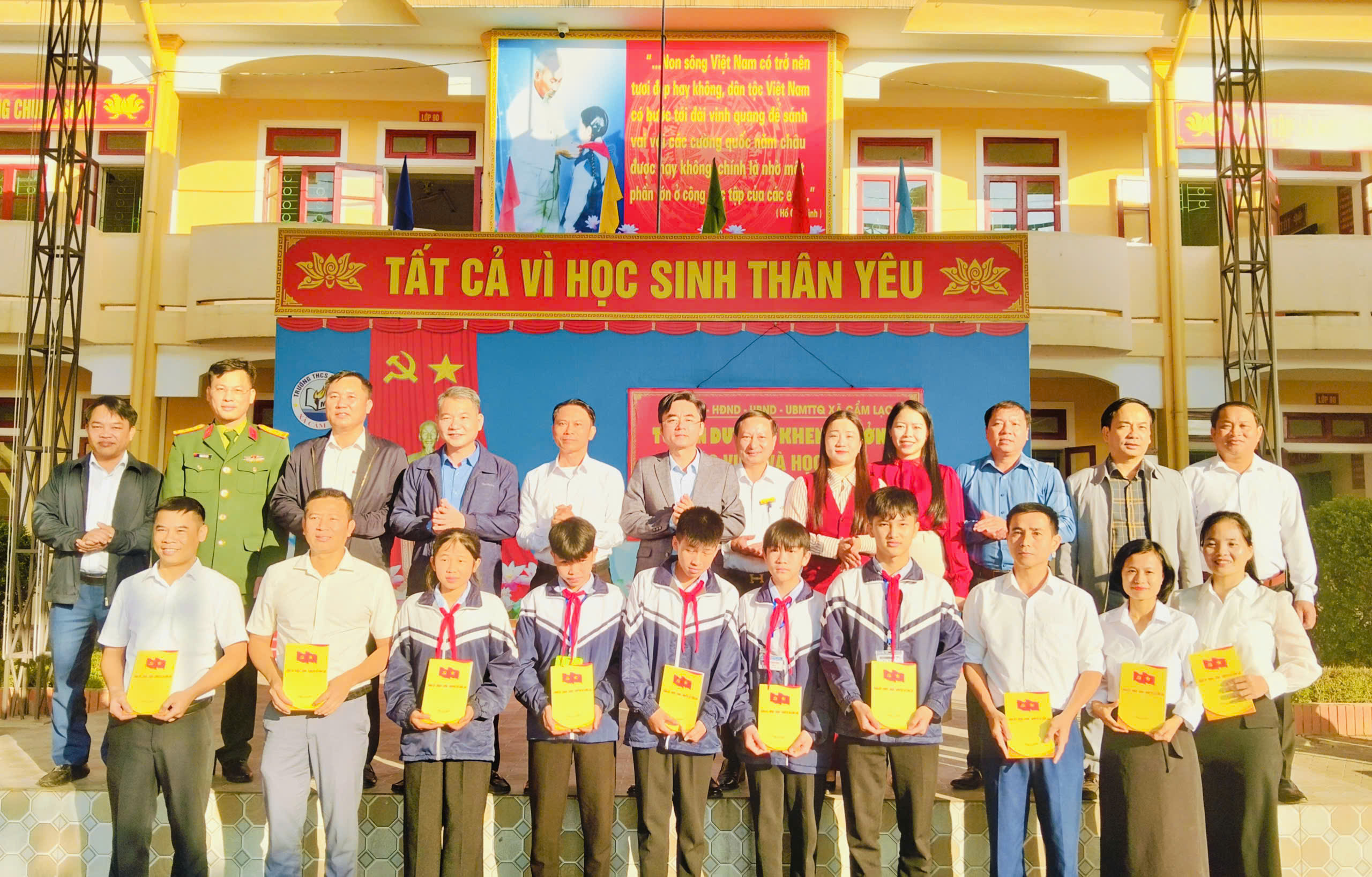 Xã Cẩm Lạc tuyên dương, khen thưởng giáo viên và học sinh đạt giải kỳ thi học sinh giỏi tỉnh năm học 2025 - 2026 