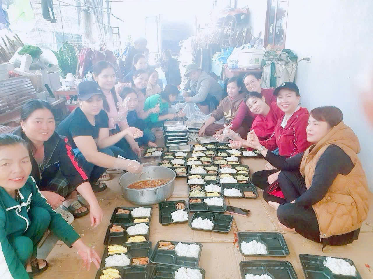 Người yêu người - sống để yêu nhau, tình người giữa mùa lũ của Phụ Nữ xã Cẩm Lạc tiếp tục gửi đến bà con Nhân Dân xã Cẩm Duệ       