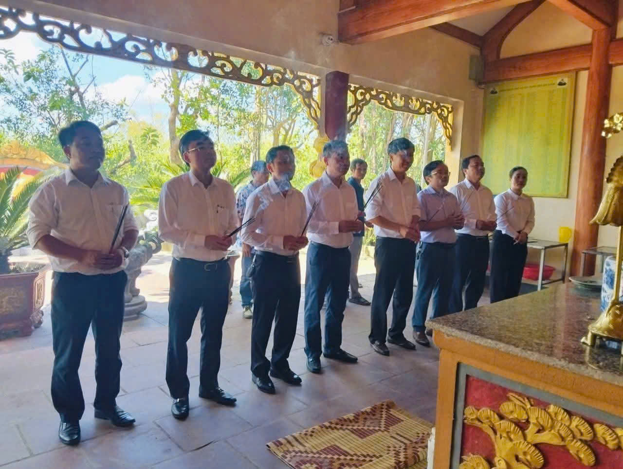 Lãnh đạo xã Cẩm Lạc dâng hương tại các Đền thờ trên địa bàn nhân dịp ngày Rằm tháng bảy       