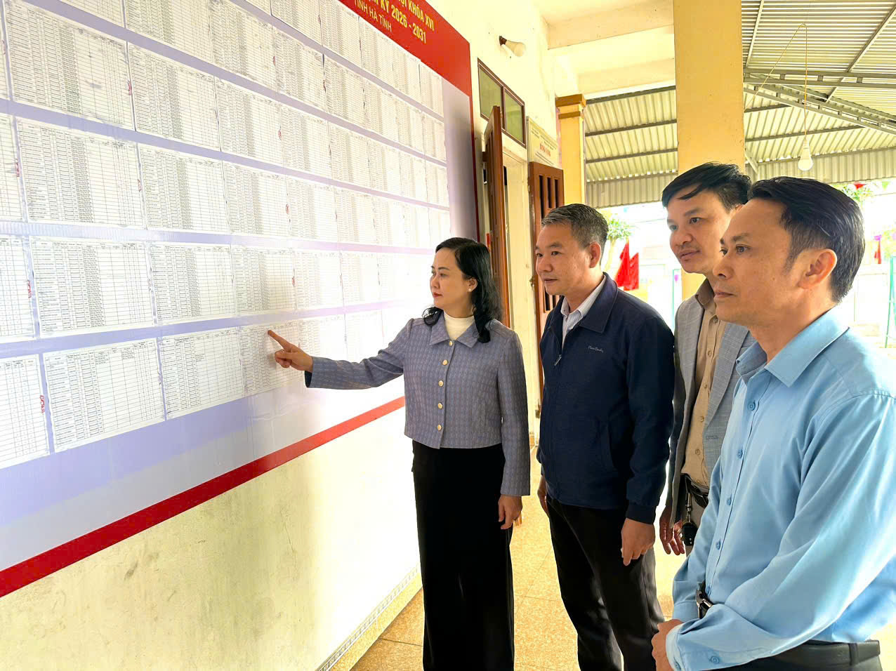 Đồng chí Trương Thanh Huyền - UVBTV, Trưởng Ban tổ chức Tỉnh ủy kiểm tra công tác bầu cử tại xã Cẩm Lạc