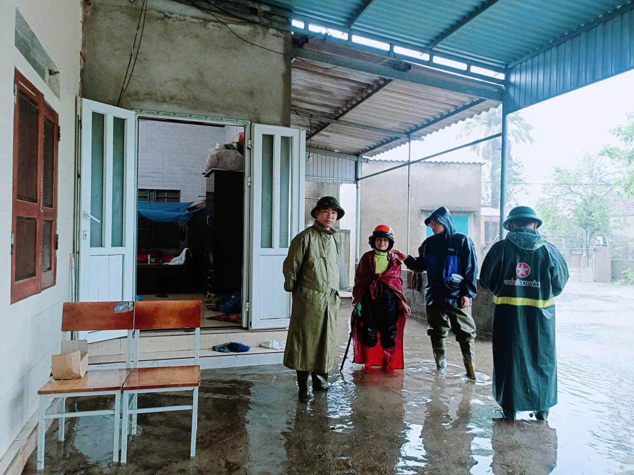 Các đồng chí Lãnh đạo xã Cẩm Lạc thăm hỏi, động viên Nhân dân các vùng bị ngập lụt trên địa bàn xã