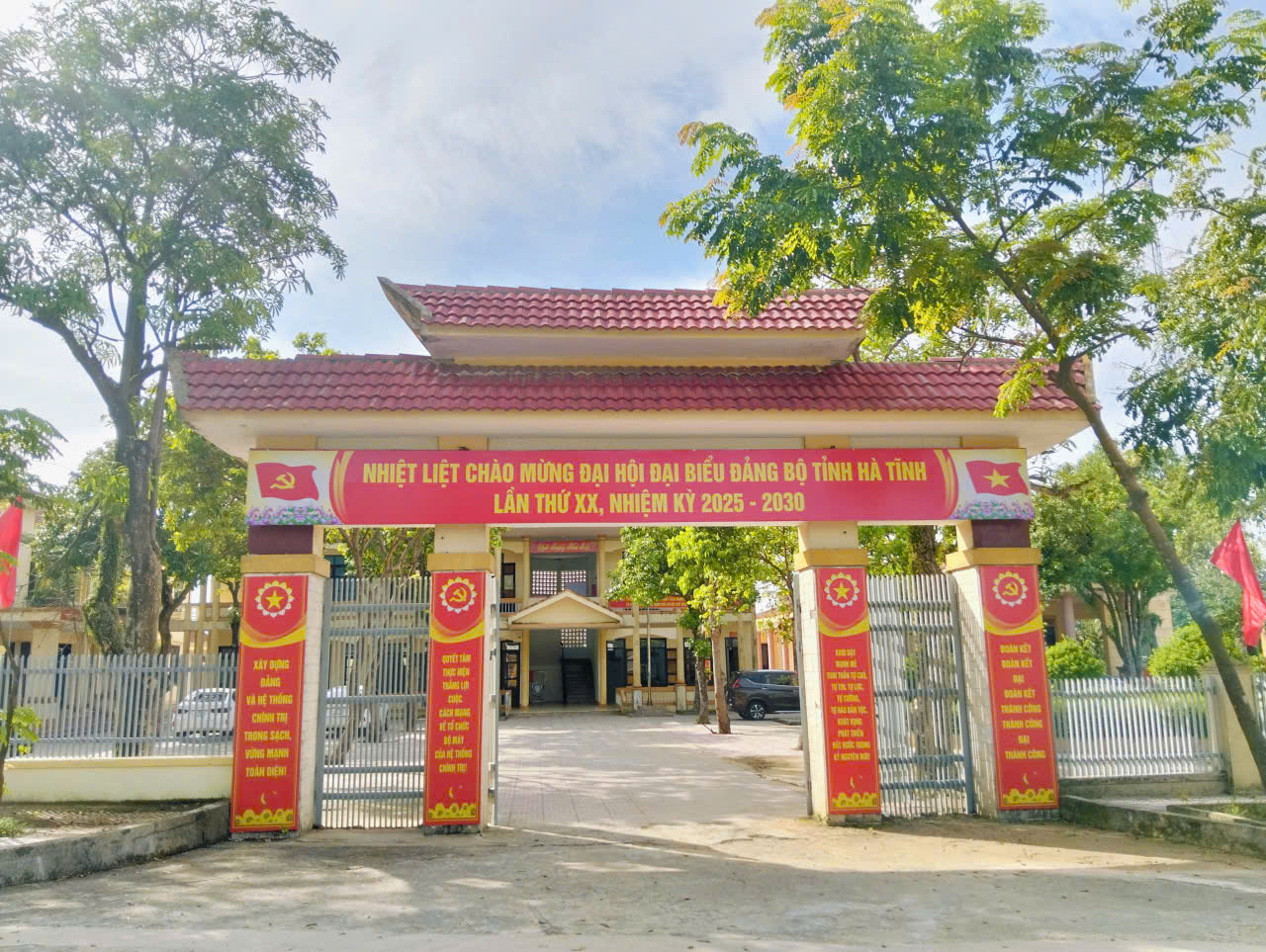 Xã Cẩm Lạc rực rỡ cờ hoa chào mừng Đại hội Đại biểu Đảng bộ tỉnh Hà Tĩnh lần thứ xx, nhiệm kỳ 2025 - 2030