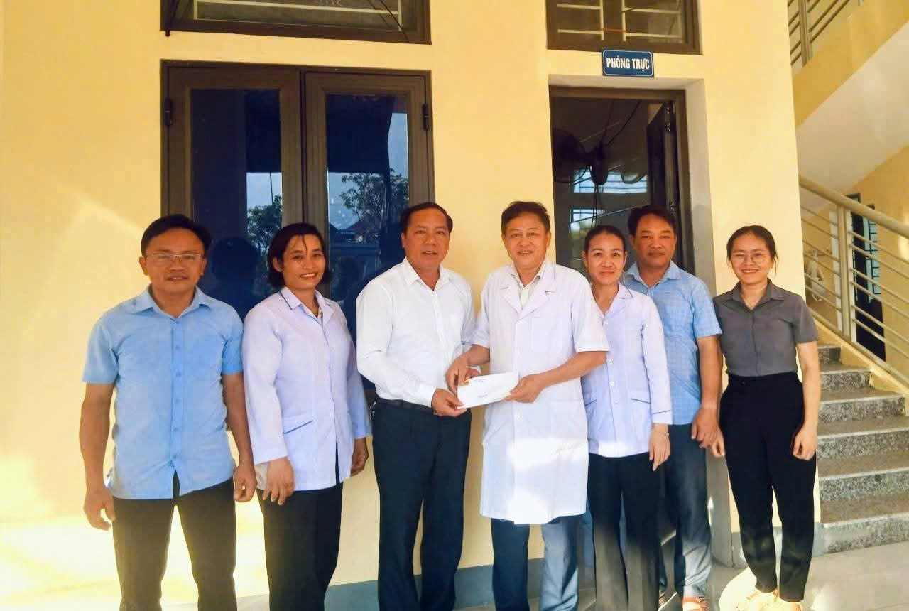 Đại diện Lãnh đạo UBND xã Cẩm lạc biểu dương, động viên đội ngũ Y, Bác sĩ trạm y tế Cẩm Lạc