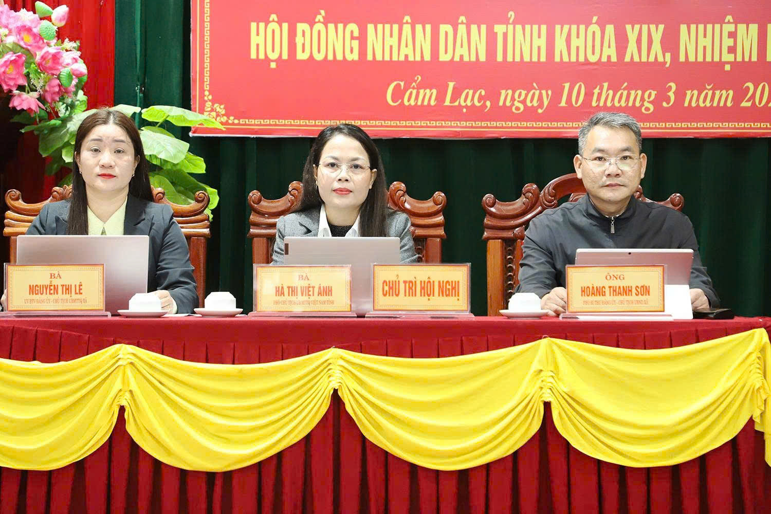  Đồng chí Nguyễn Hồng Lĩnh - Phó Bí thư Thường trực tỉnh ủy, Chủ tịch HĐND tỉnh; và các ứng cử viên tiếp xúc cử tri tại xã Cẩm Lạc 