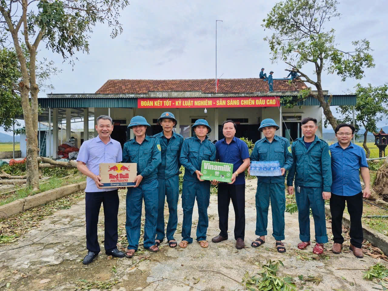 Lãnh đạo xã Cẩm Lạc thăm hỏi, động viên Lực lượng và Gia đình Chính sách khắc phục hậu quả sau bão số 5