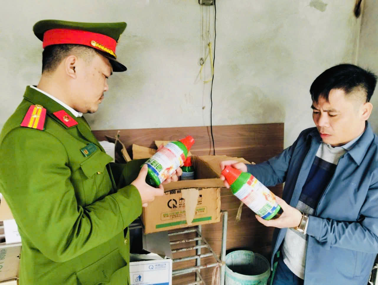 Xã Cẩm Lạc tăng cường kiểm tra kỳ ốt kinh doanh vật tư nông nghiệp, bảo vệ quyền lợi Nông dân