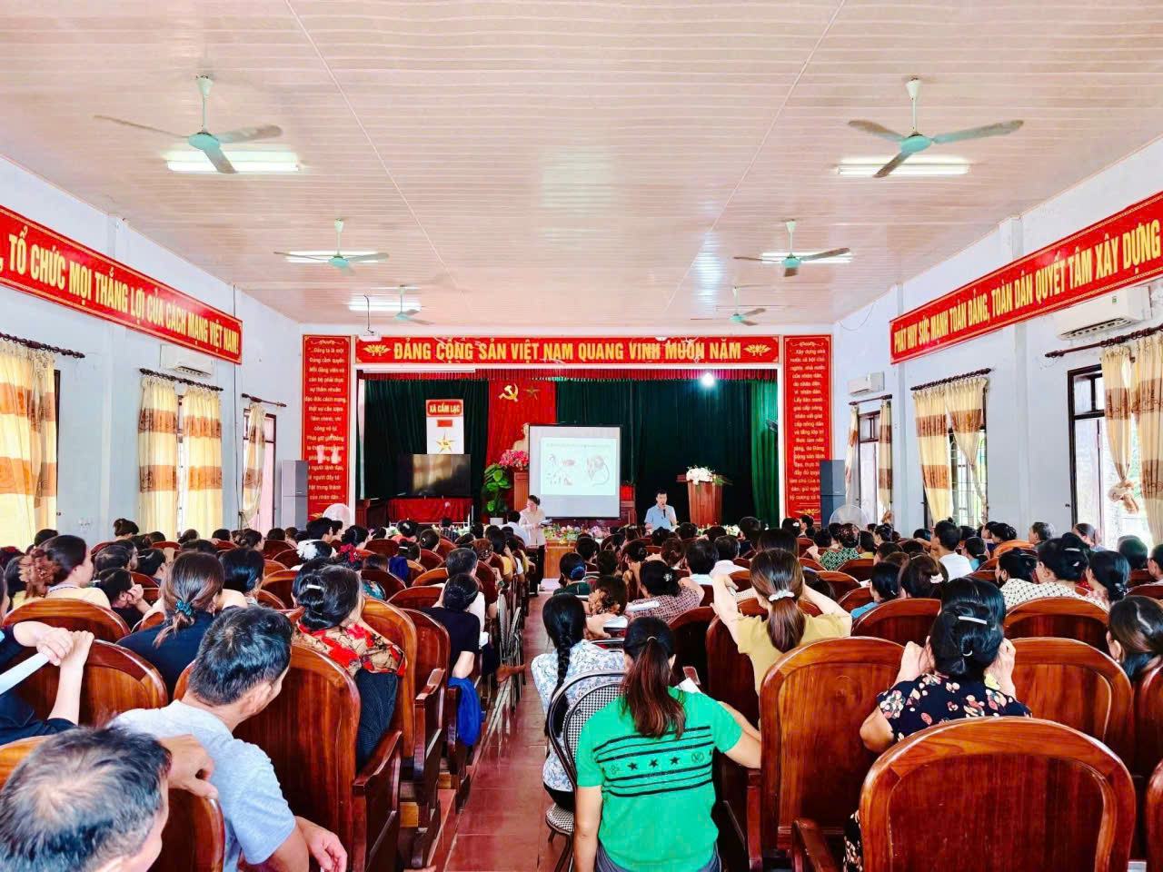 Xã Cẩm Lạc tập huấn các biện pháp Phòng - Chống dịch bệnh, sâu bệnh trên cây trồng, vật nuôi năm 2025.