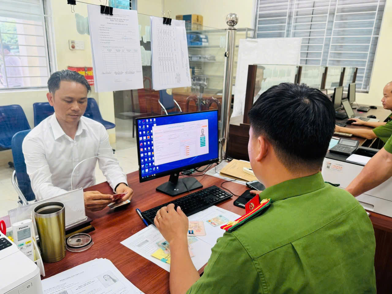 Cẩm Lạc tập trung cấp đổi thẻ Đảng viên trong toàn Đảng bộ