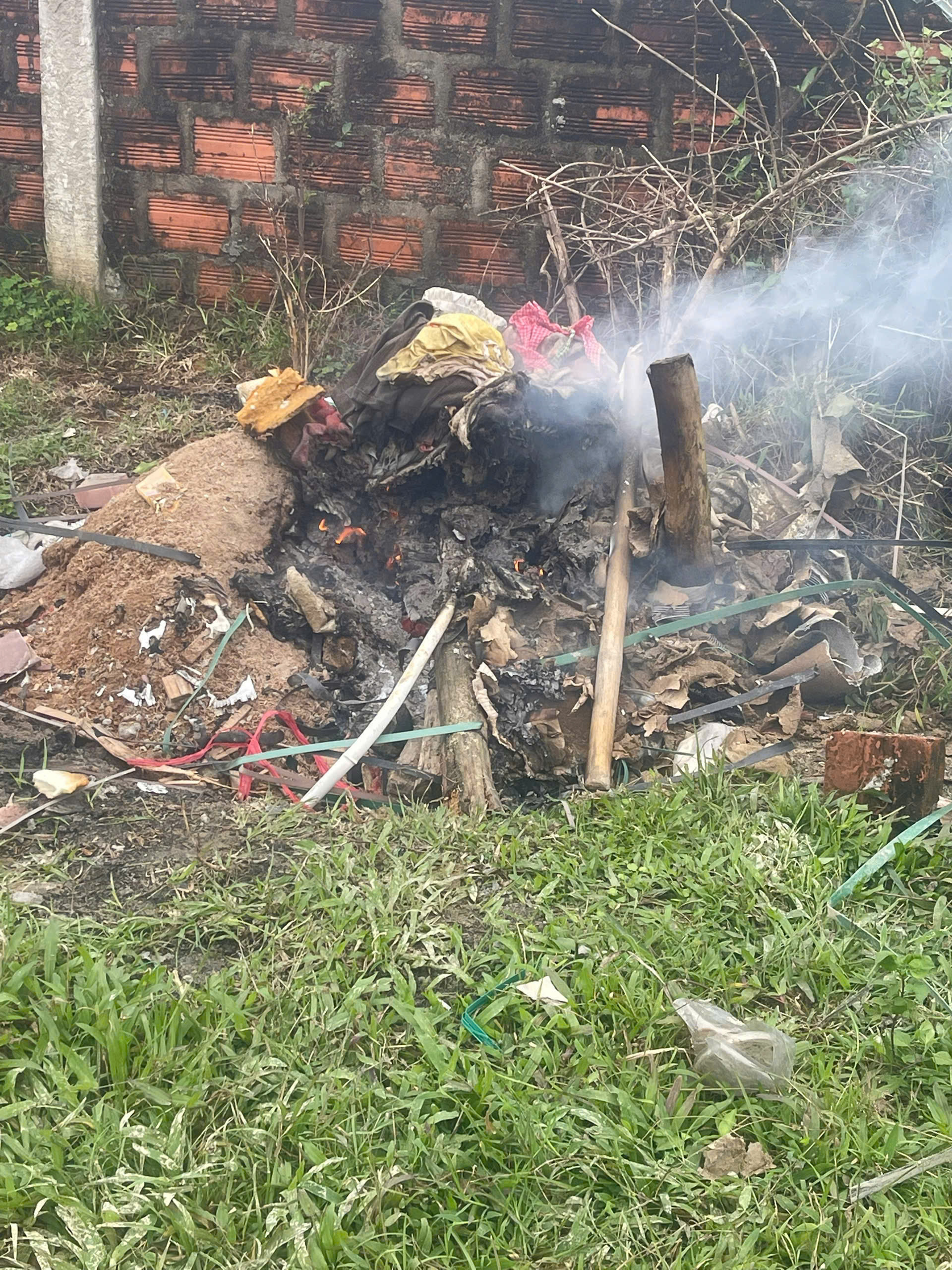 Tuyên truyền không đốt rác thải, ni lông và nhựa trong Nhân dân xã Cẩm Lạc