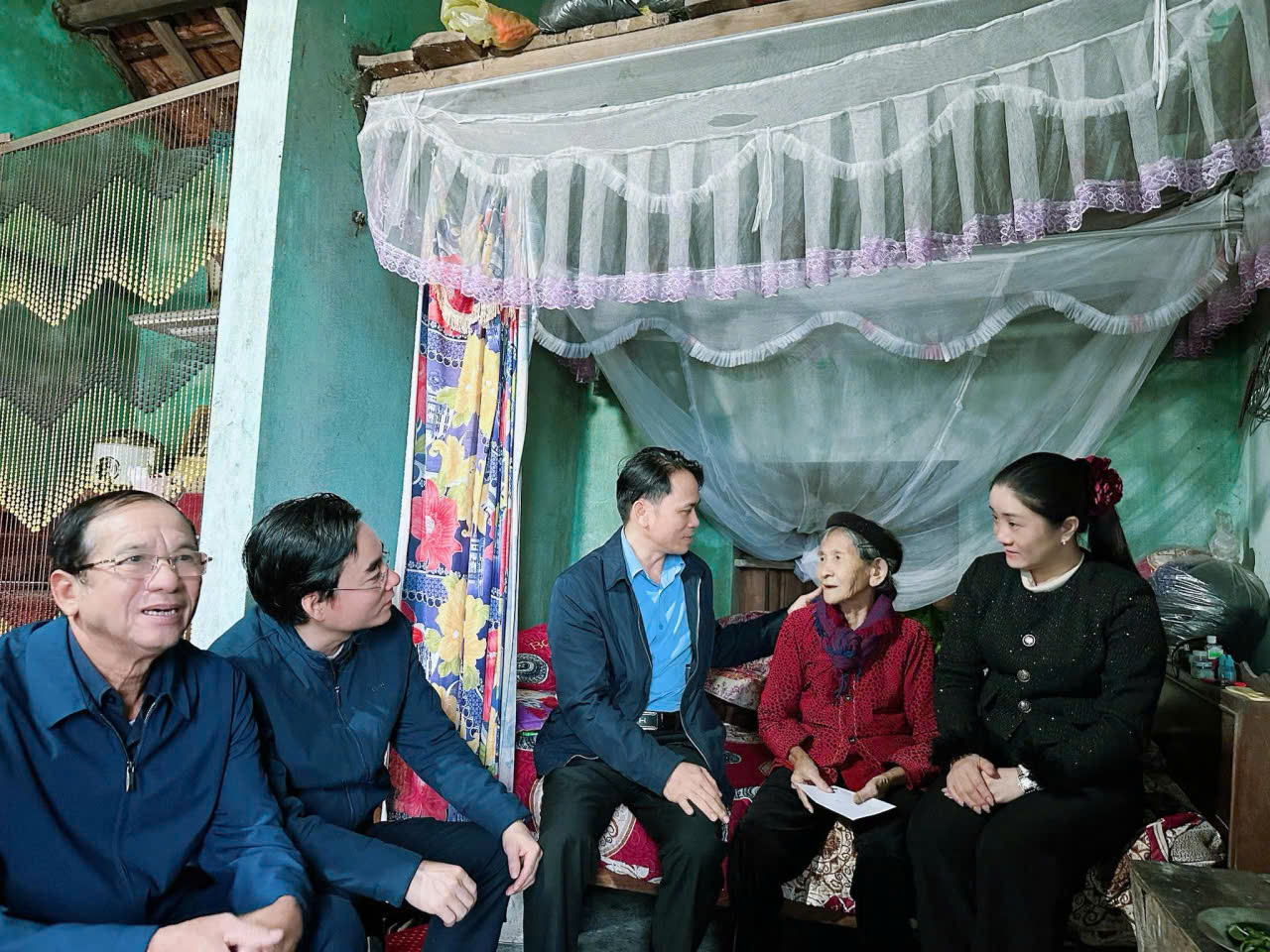 Lãnh đạo xã và cán bộ hội người cao tuổi thăm, tặng quà hội hội viên có hoàn cảnh khó khăn