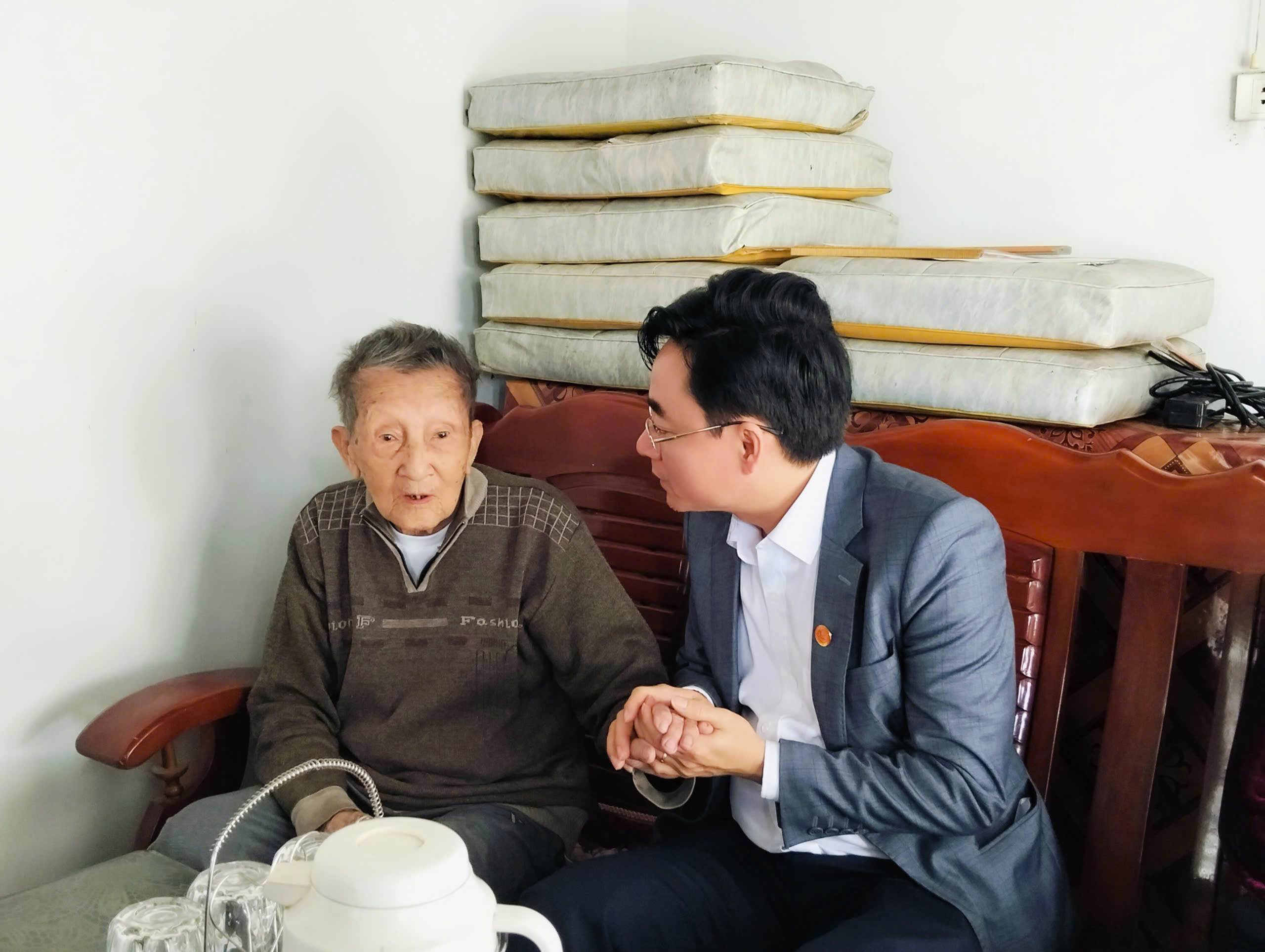 Đồng chí Phó Bí thư Thường trực Đảng ủy xã thăm hỏi, động viên Cựu Chiến Binh kháng chiến chống Pháp