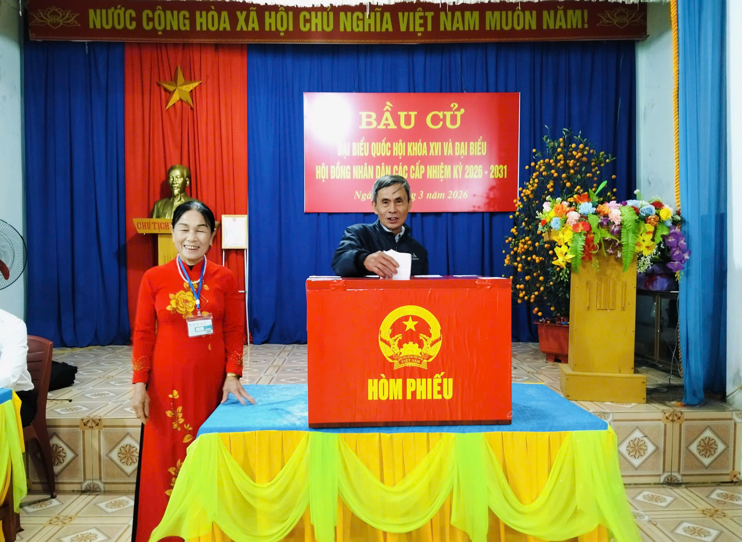 Cử tri xã Cẩm Lạc hòa chung niềm vui cùng ngày hội non sông