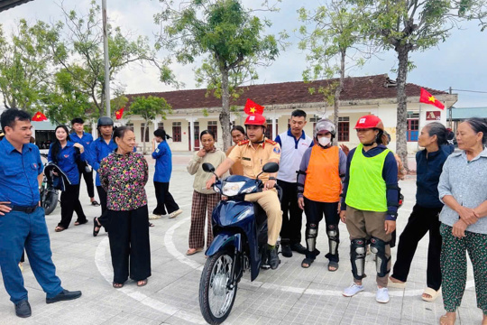 UBMTTQ Việt Nam xã Cẩm Lạc phối hợp tuyên truyền pháp luật an toàn giao thông, hướng dẫn kỹ năng lái xe an toàn cho hơn 500 hội viên