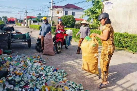 Chi hội Phụ nữ thôn Tây Sơn, xã Cẩm Lạc thu gom "Ngôi nhà xanh " tại điểm 1 An Sơn