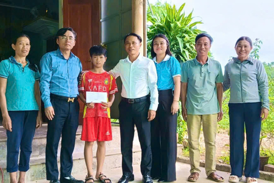 Lãnh đạo xã Cẩm Lạc tặng quà cho trẻ em có hoàn cảnh khó khăn nhân dịp tết trung thu