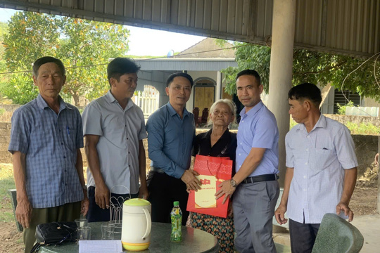 Thắm đượm nghĩa tình tháng bảy; Xã cẩm Lạc thăm hỏi, tặng quà các gia đình có công với cách mạng nhân kỷ niệm 79 năm ngày Thương binh - Liệt sĩ