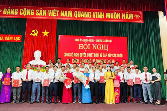 Xã Cẩm Lạc tổ chức Hội nghị công bố Nghị quyết, Quyết định về sắp xếp các thôn, thành lập chi bộ và công tác cán bộ. 