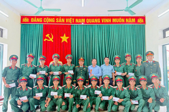 Đại diện lãnh đạo xã Cẩm Lạc thăm, động viên chiến sĩ mới nhập ngũ tại trung đoàn 335, sư đoàn 324, quân khu 4