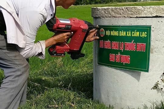 Hội nông dân xã Cẩm Lạc ra quân bảo vệ môi trường đồng ruộng 