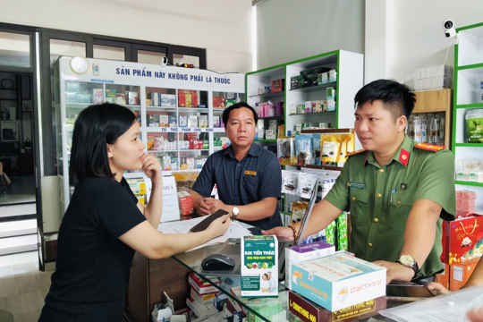 Cẩm Lạc kiểm tra hoạt động kinh doanh dược và mỹ phẩm trên địa bàn