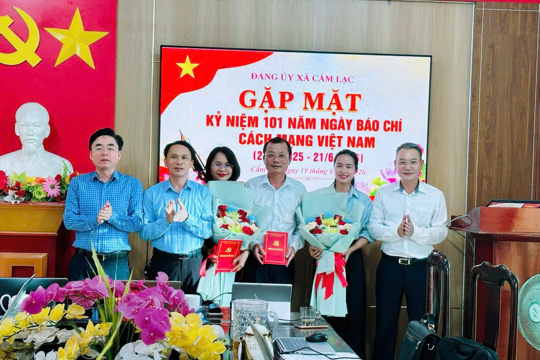 Thường trực Đảng ủy xã Cẩm Lạc tặng hoa chúc mừng ngày báo chí cách mạng Việt Nam