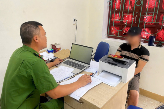 🚨 Công an xã Cẩm Lạc phát hiện, xử lý trường hợp đổ rác không đúng nơi quy định