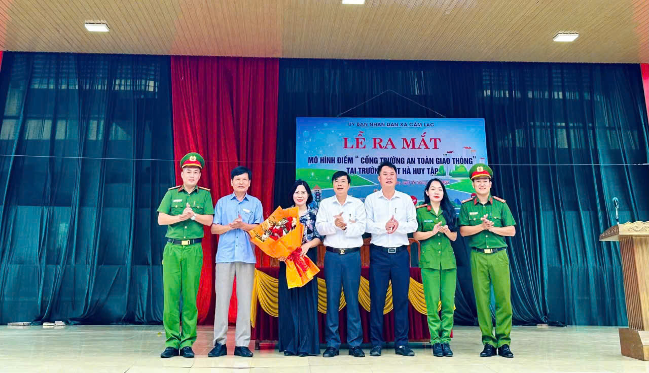 Lễ ra mắt mô hình "Cổng trường an toàn giao thông"     