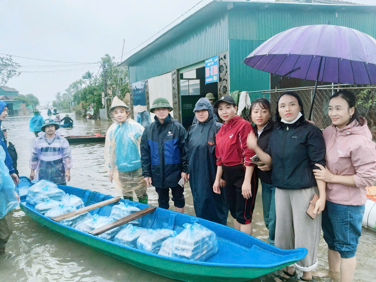 Tình người giữa mùa lũ-từ Nhân dân xã Cẩm Lạc gủi đến Nhân Dân xã Cẩm Vịnh