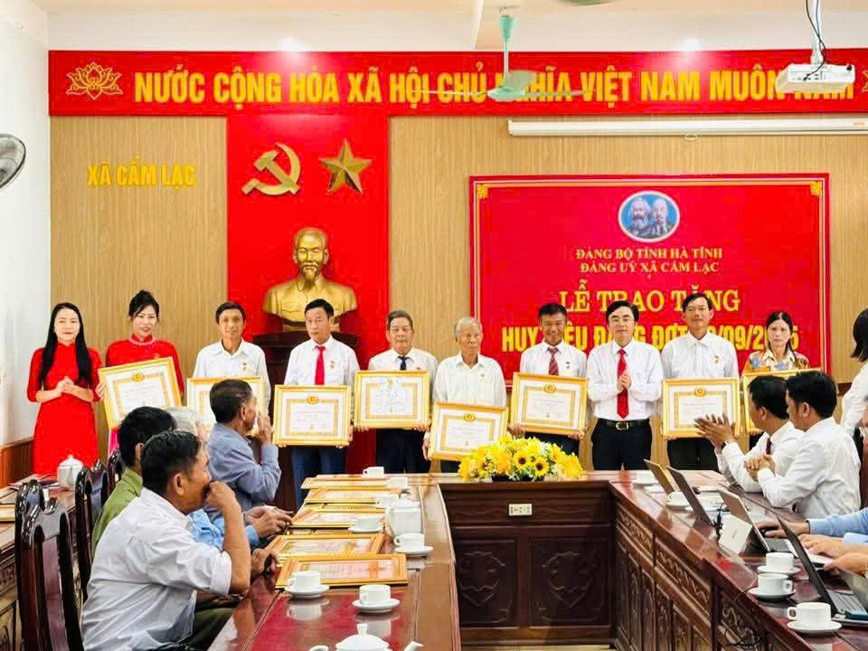 Đảng bộ xã Cẩm Lạc trao huy hiệu Đảng đợt 2/9/2025 cho 23 Đảng viên 