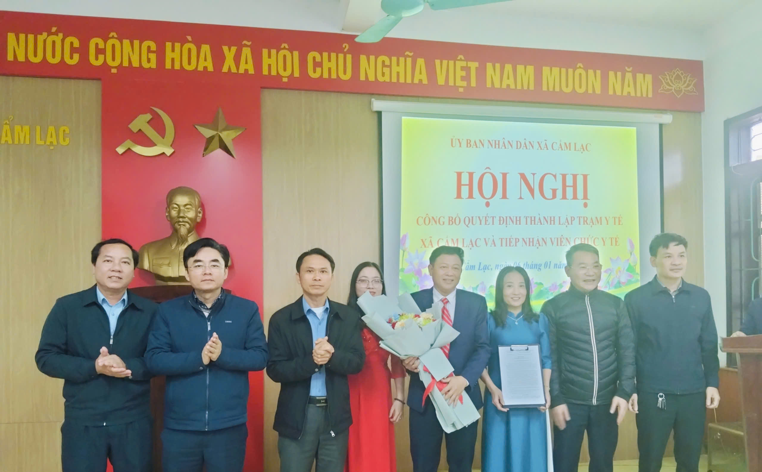 Uỷ ban Nhân dân xã Cẩm Lạc công bố quyết định thành lập Trạm Y tế xã Cẩm Lạc, tiếp nhận viên chức 