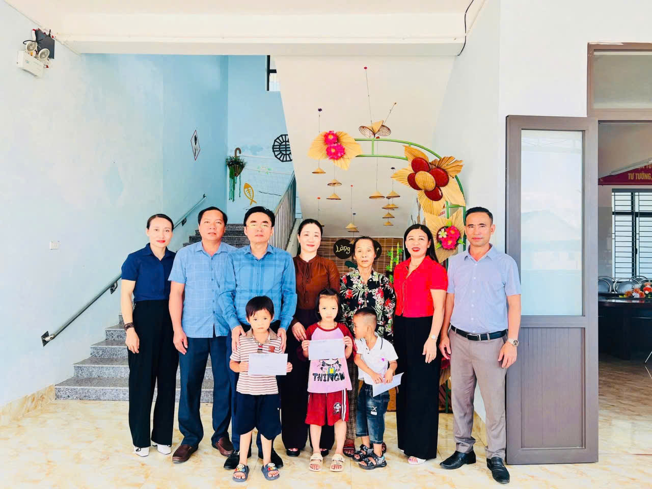 Lãnh đạo xã Cẩm Lạc tặng quà Trung thu cho thiếu nhi trên địa bàn 