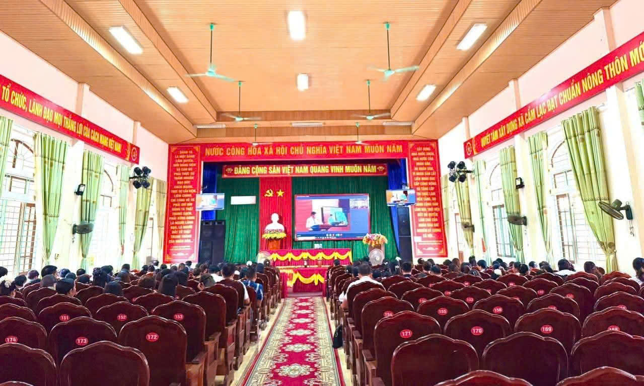Xã Cẩm Lạc tổ chức Hội nghị bồi dưỡng Chính trị hè cho Cán bộ Quản lý, giáo viên các nhà trường  